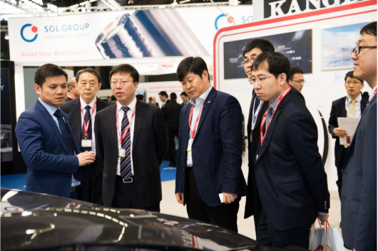 【康得复材总裁谢富原先生,副总裁何鹏先生为一汽集团参观团介绍碳