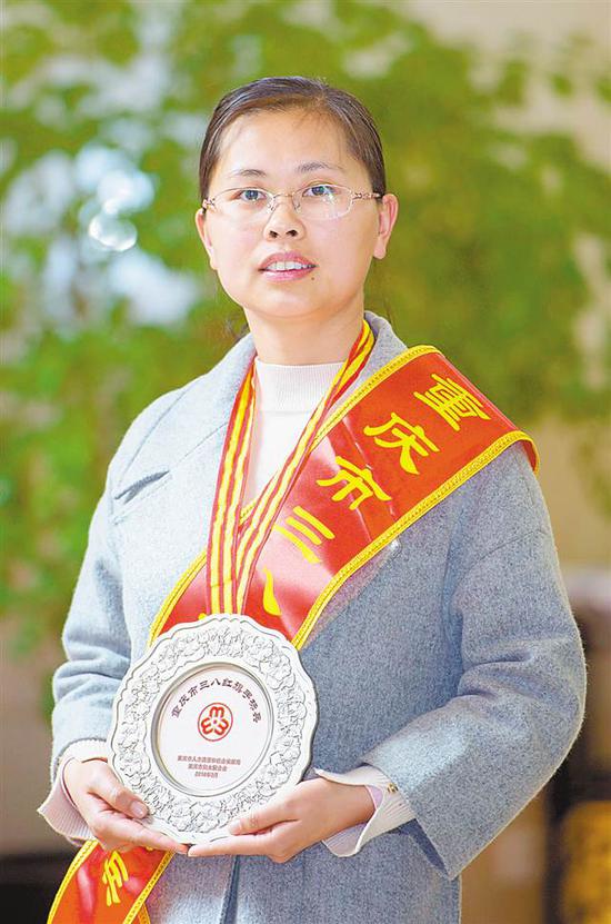 重庆妹子用结婚的钱盖大棚 带领村民种绿色蔬菜增收