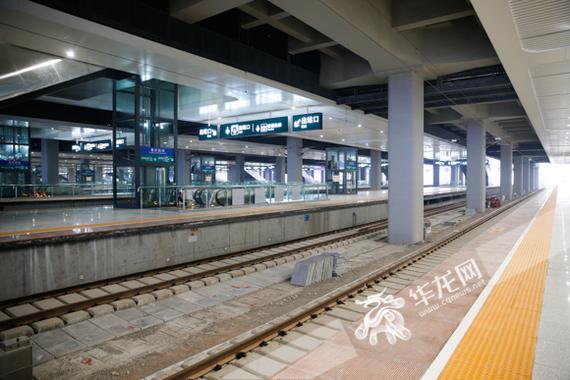 重庆西站铁路综合交通枢纽,火车站台.记者 石涛 摄