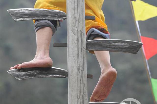 秀山汉子"上刀山下火海" 脚踩尖刀毫发无损