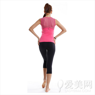 右脚翘在左脚上,身体转向右边,双手抓住椅子的靠背,扭转腰部