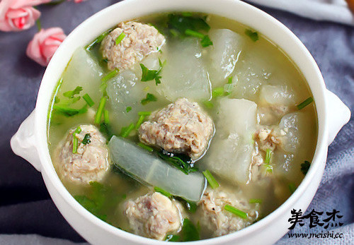 推荐菜:冬瓜羊肉丸子,羊肉丸子菠菜汤,金针菇炒羊肉中医讲究"热则寒之