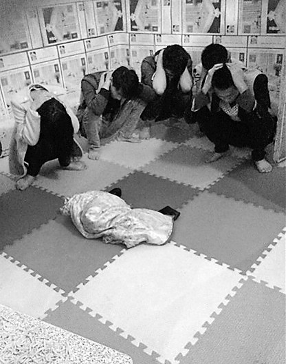 湖北省恩施市一名23岁的大学生李晓峰被同学骗到沧州搞传销,24岁的