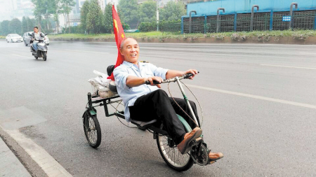 湘潭七旬翁自制三轮躺车 计划造100辆组老年车队