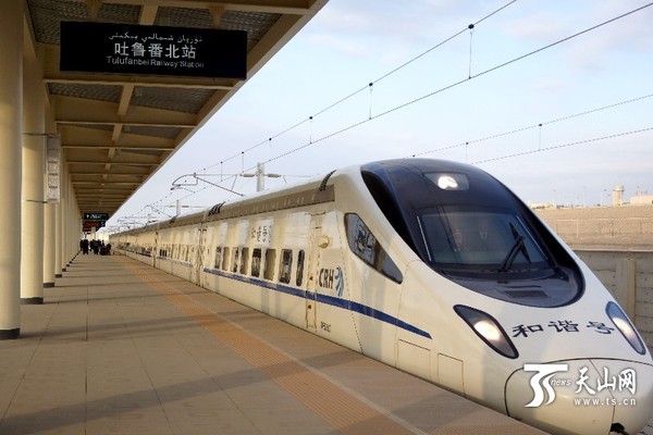 9月22日,试运行的高铁停靠乌鲁木齐北站