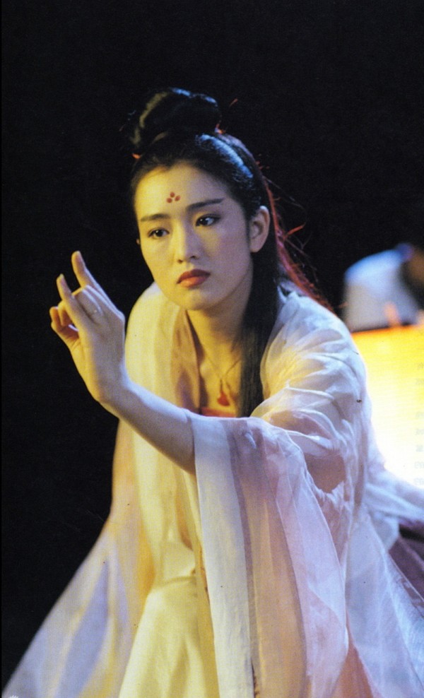 又白衣出尘的巫行云亦正亦邪的形象似乎也蛮符合巩俐版白骨精的形象