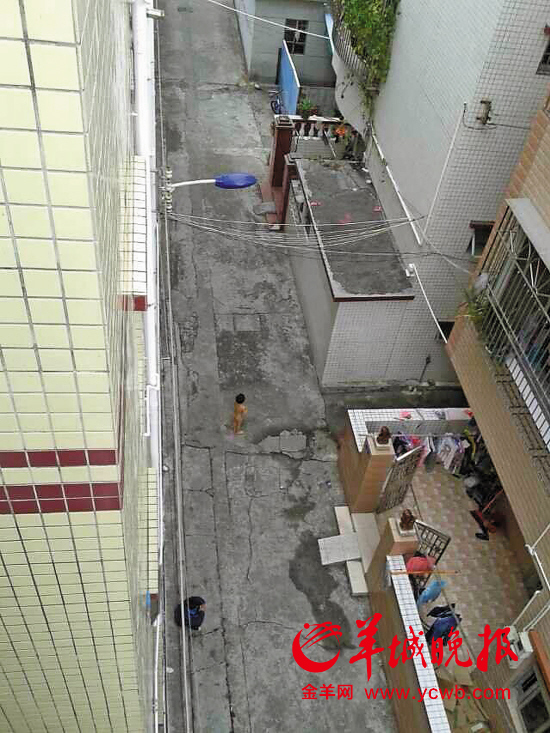 深圳男童一丝不挂在寒风中罚站 姑妈:孩子太顽皮了