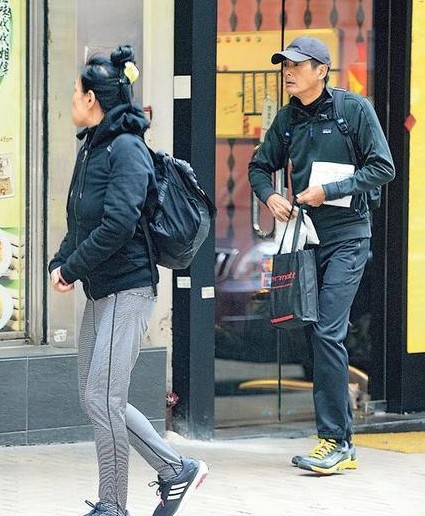 财富,小事如家庭杂务,都全交由"背后的女人"发嫂陈荟莲一手代劳,他只