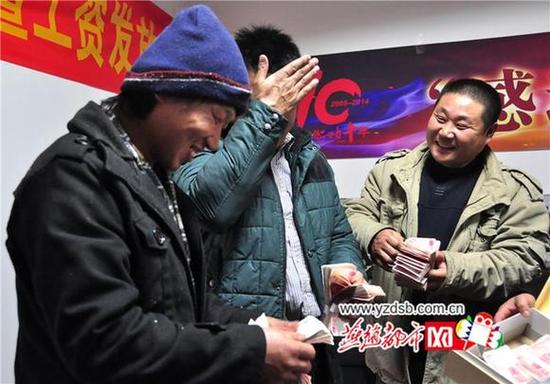 30万血汗钱石家庄集中发放农民工数钱露笑容