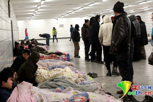 北京地下通道:115名务工人员的北京讨债记:87人“蜗居”地下通道 资料图片:见有人来询问情况,一群农民工聚了过去。 见习记者 康佳 摄(转自:中国青年网)
