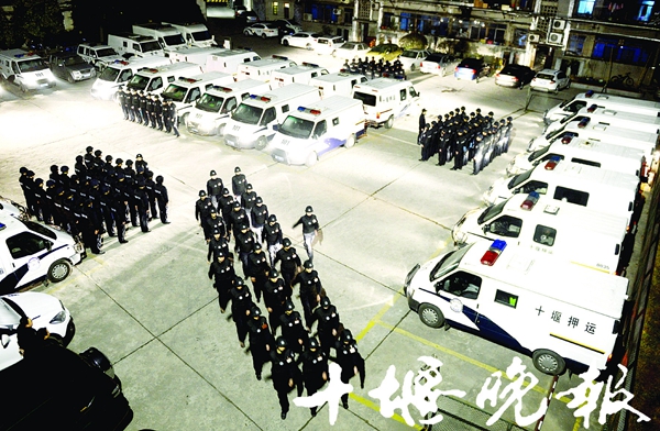 探访十堰现代镖师:一扣扳机合金弹丸呈扇面射出