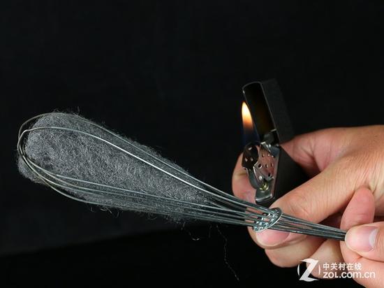将钢丝棉塞到打蛋器中,点燃