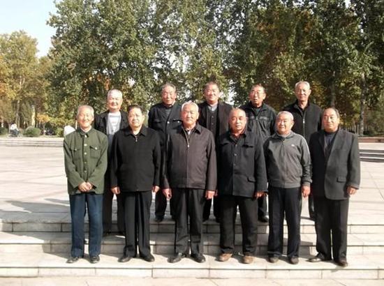 后排右一为本文主人公张良忻.