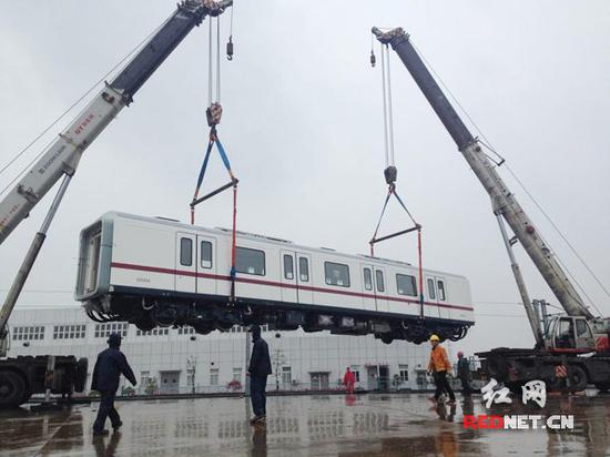 长沙地铁2号线西延线首列车辆抵长 年底试运行