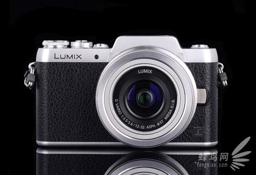 复古时尚更便携 今年年初,松下发布了gf系列的第七款产品gf7,在外形