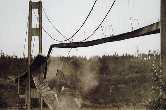 因共振而崩溃的大桥