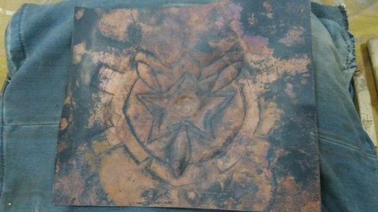 散发着神秘的绿光 魔兽玩家制作琉璃蛋刀