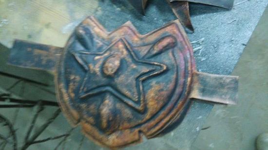 散发着神秘的绿光 魔兽玩家制作琉璃蛋刀