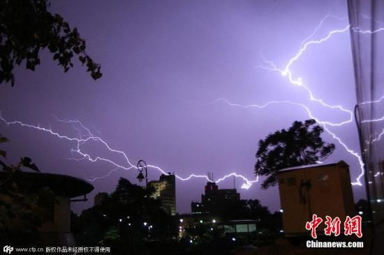 7万次闪电 一男子因雷击遇难(图)