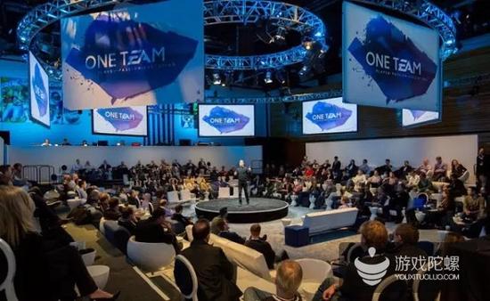 安德鲁·威尔森召集EA高管在一间由篮球场临时改造而成的会议厅开会