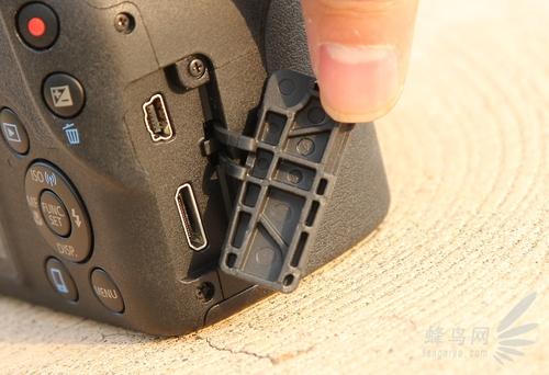 的接口机身右侧的橡皮塞打开后可以看到机身内置了a/v接口与hdmi接口