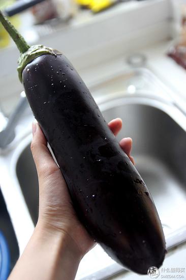 超大号茄子一只洗白白,微波炉高火4分钟.