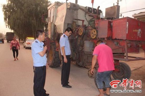 收割机少了一个轮子还上路跑 你说操心不