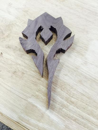 来自部落的木匠！魔兽玩家制作木质部落徽记