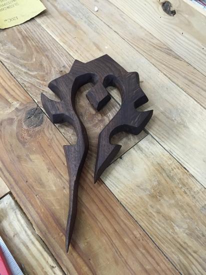 来自部落的木匠！魔兽玩家制作木质部落徽记