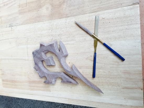 来自部落的木匠！魔兽玩家制作木质部落徽记