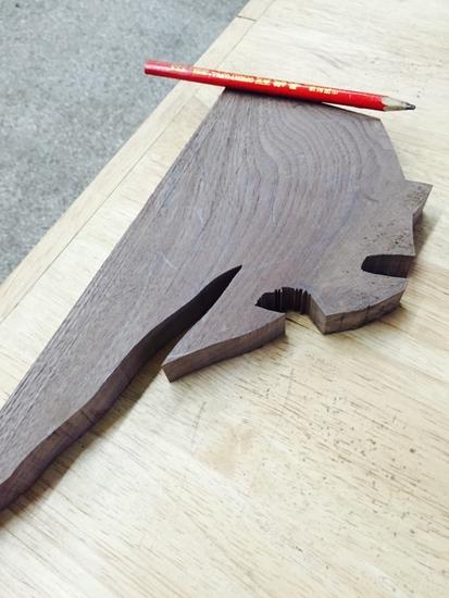 来自部落的木匠！魔兽玩家制作木质部落徽记