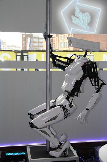 报废汽车零件组装性感机器人秀钢管舞