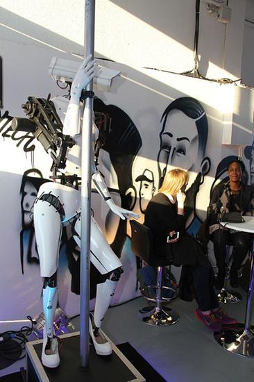 报废汽车零件组装性感机器人秀钢管舞