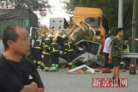 顺义货车与面包车相撞 14被困伤者送医