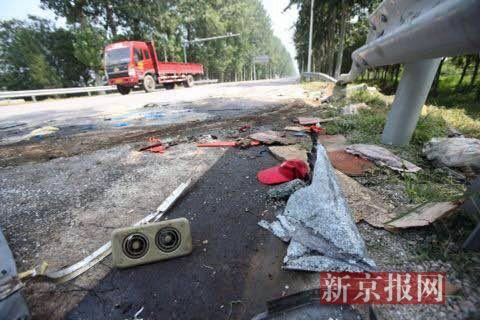 顺义货车与面包车相撞 14被困伤者送医
