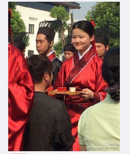 孙楠女儿穿汉服参加成人礼 现场为父亲奉茶