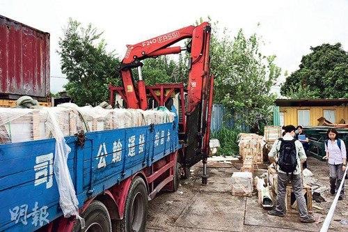 涉事吊臂车在15个月内第二度“杀人”，事后劳工处人员到场调查。《明报》