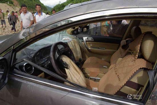 云南临沧一汽车坠江 司机失踪 