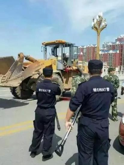 男子驾装载机闹市撞翻警车碾死行人被击毙