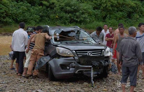 云南临沧一汽车坠江 司机失踪 