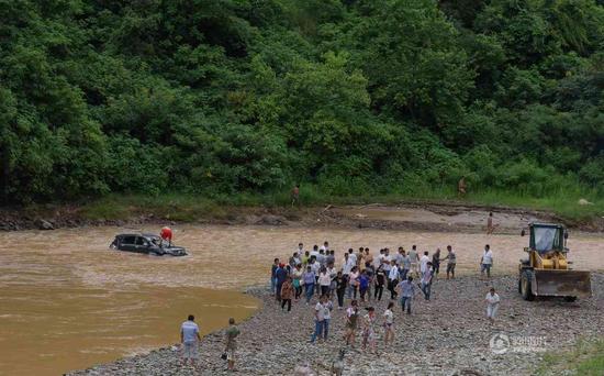 云南临沧一汽车坠江 司机失踪 