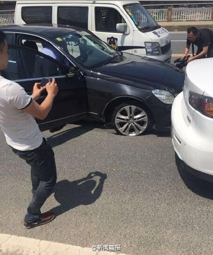 福建南平两无证少年驾奔驰疯撞引全城追捕