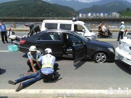 福建南平两无证少年驾奔驰疯撞引全城追捕