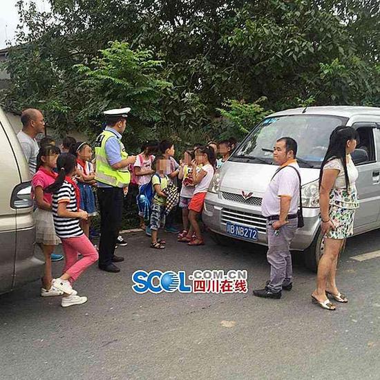绵阳一核载7人面包校车塞进23个娃娃 