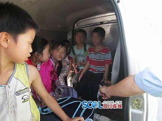 绵阳一核载7人面包校车塞进23个娃娃 