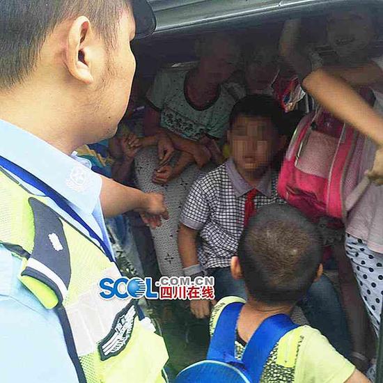 绵阳一核载7人面包校车塞进23个娃娃 