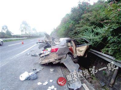 高速应急道小憩 大货车撞击尾部变铁饼