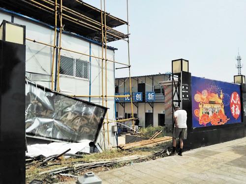 13岁熊孩子偷开公交车撞歪工棚所幸无伤亡（图）