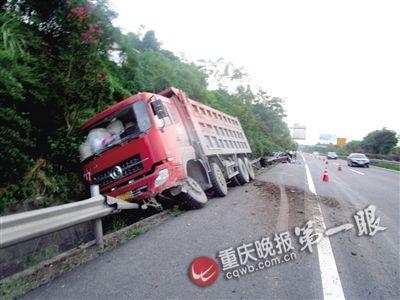 高速应急道小憩 大货车撞击尾部变铁饼
