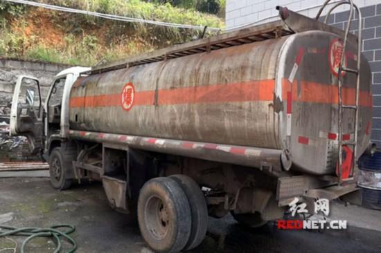 二手油罐车6公里漏600斤油 7辆摩托车打滑